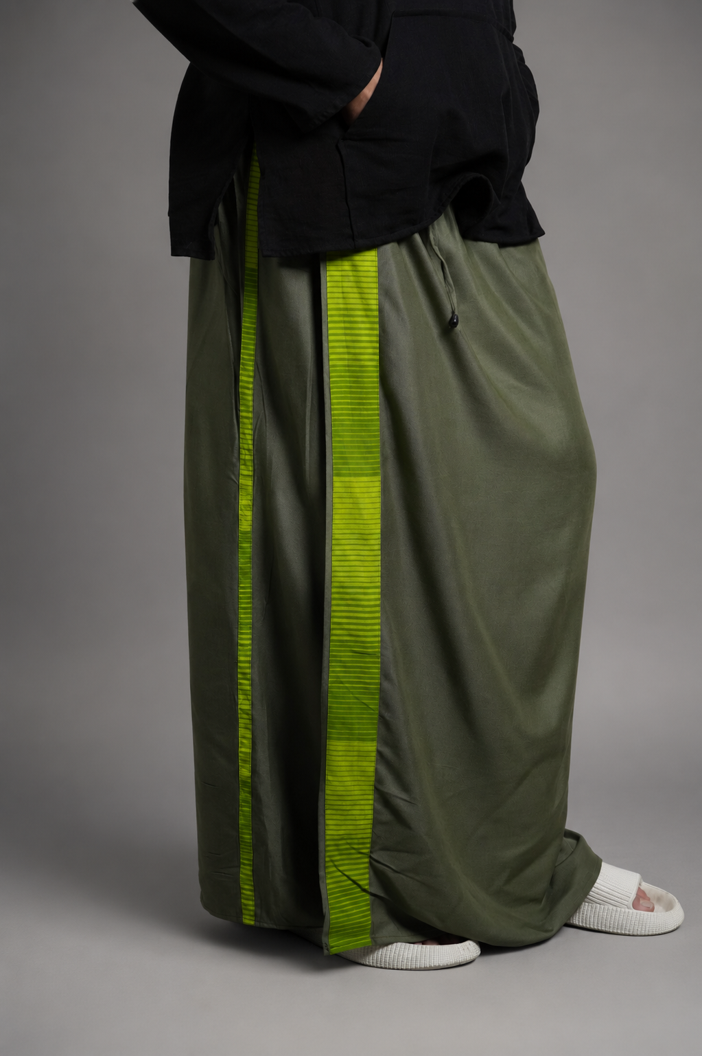 Men Olive Green Colour Pajamalungi With Green Textured Stripe Panel