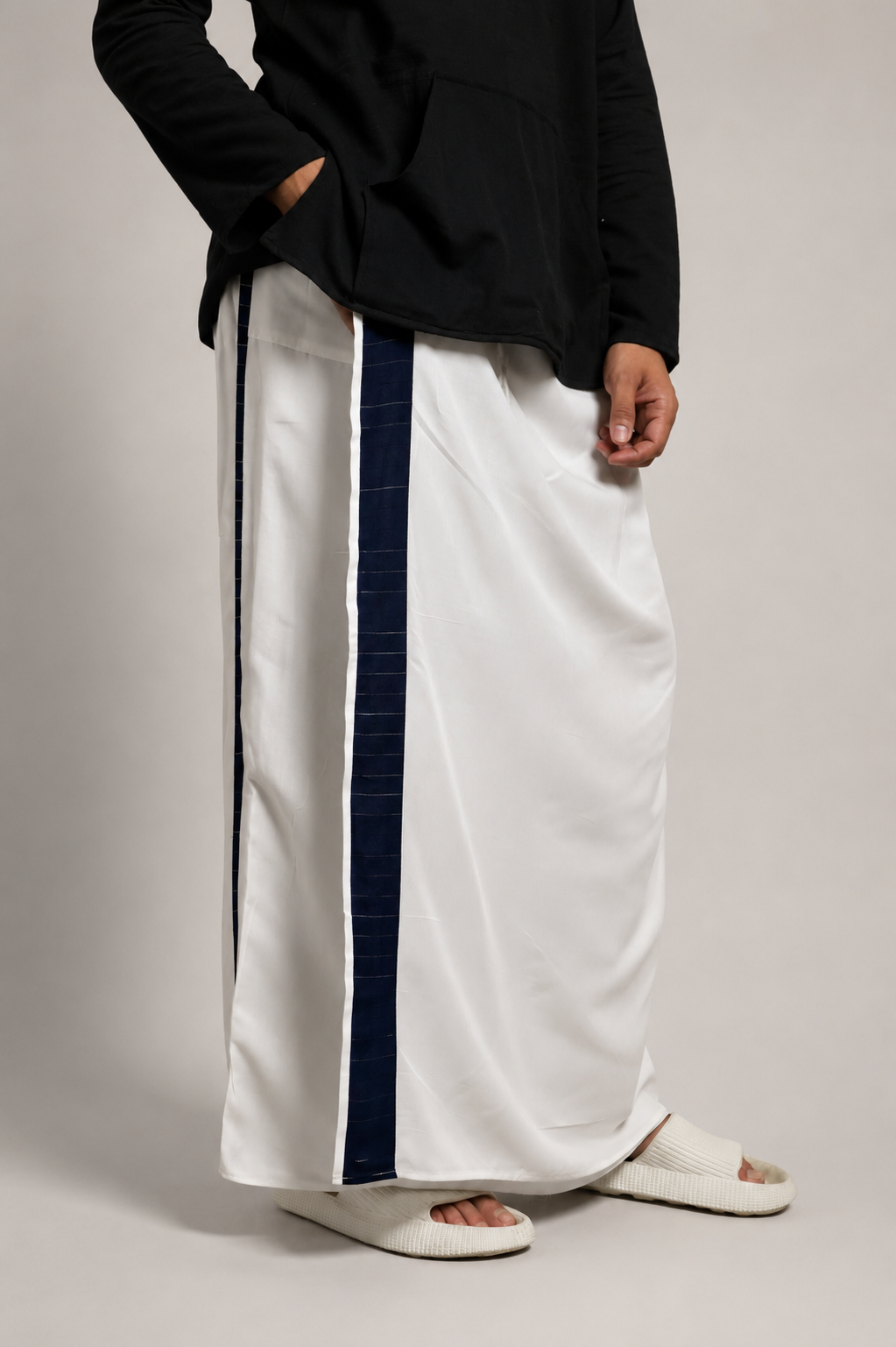 Men White Colour Pajamalungi With Navy/ SilverZari Stripe Panel