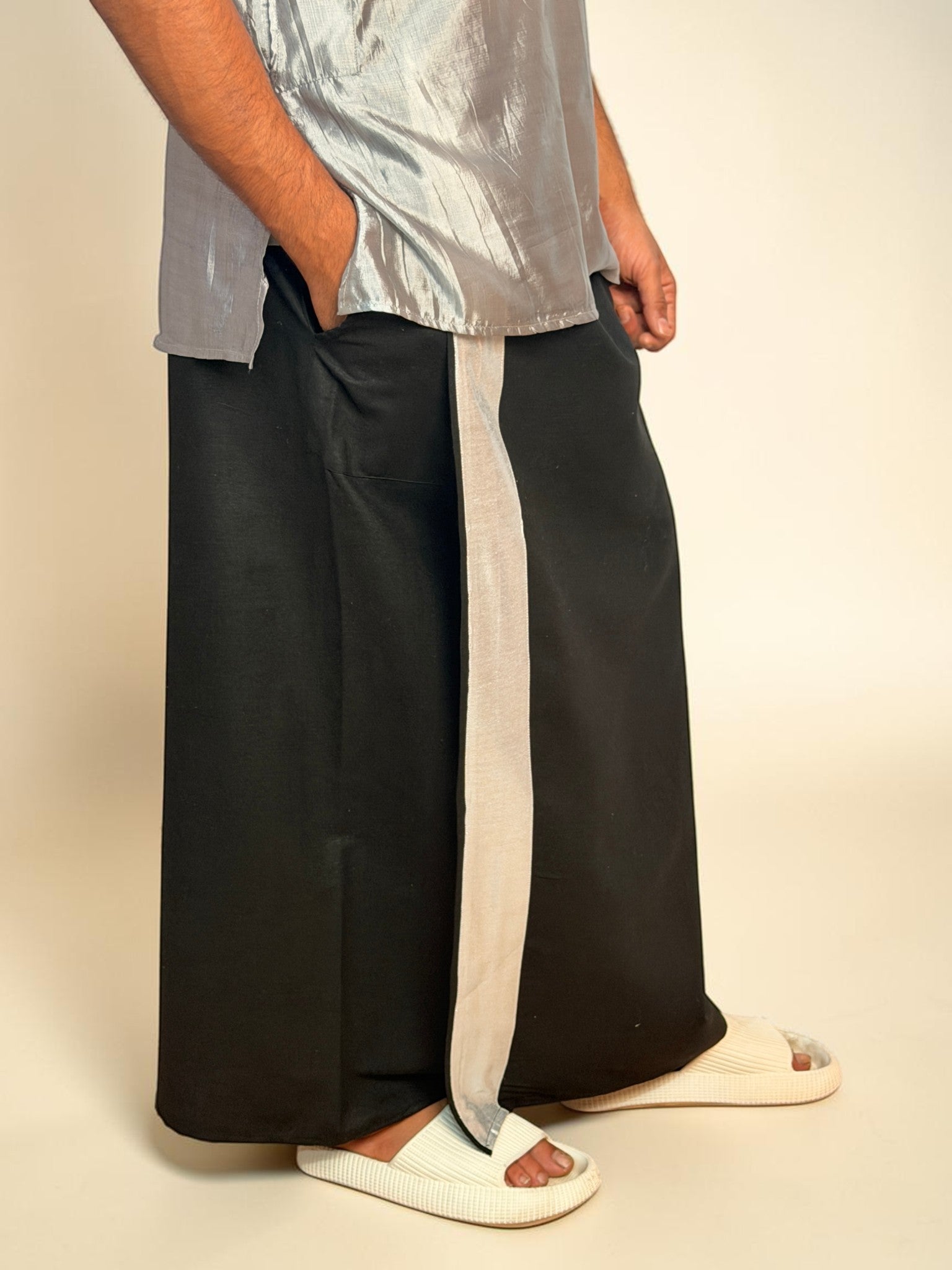 Men Black Color With Silver Zari Stripe Pajamalungi