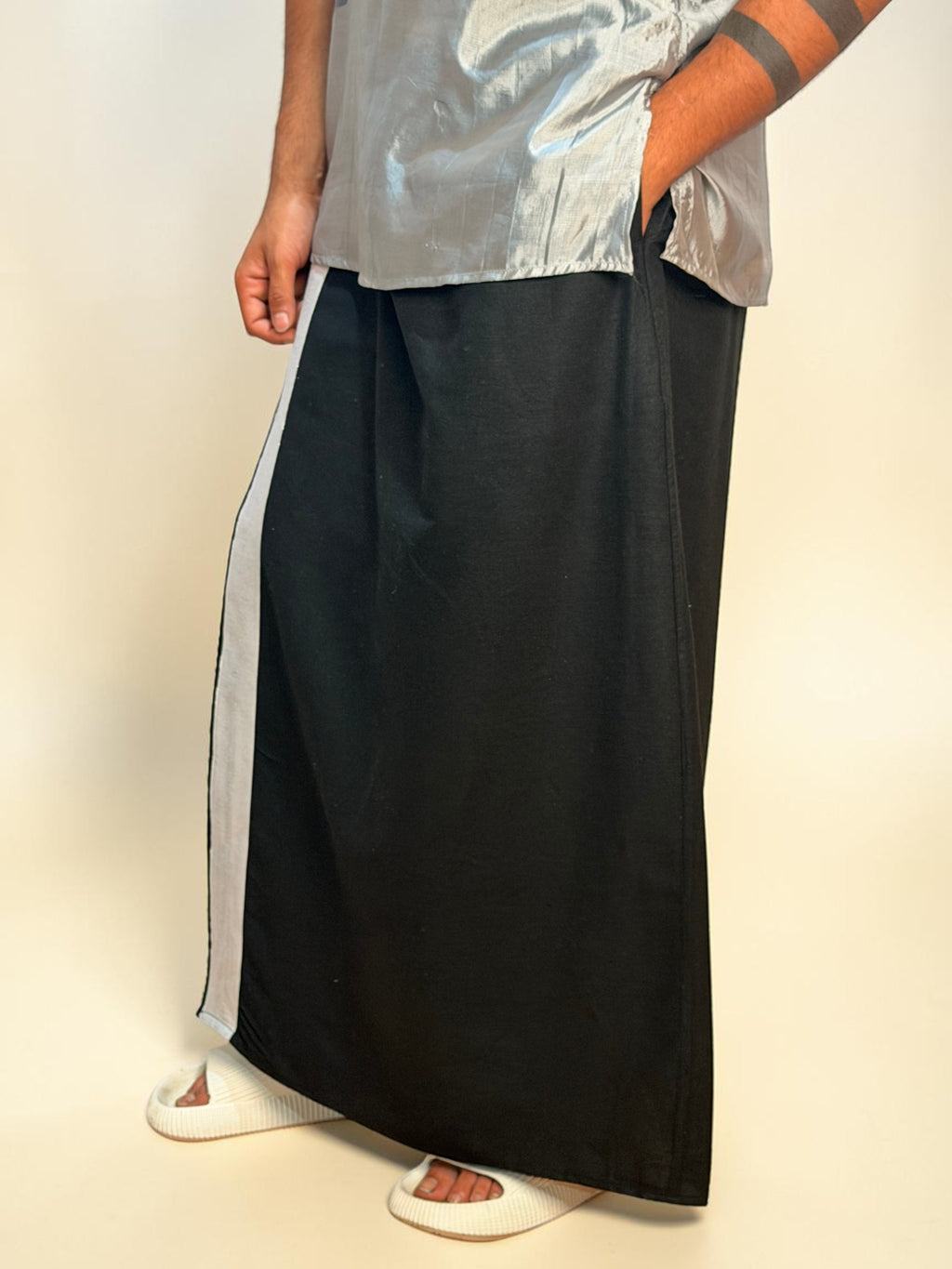 Men Black Color With Silver Zari Stripe Pajamalungi